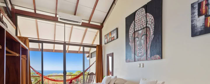 Hanuman-kamer, naast het bed