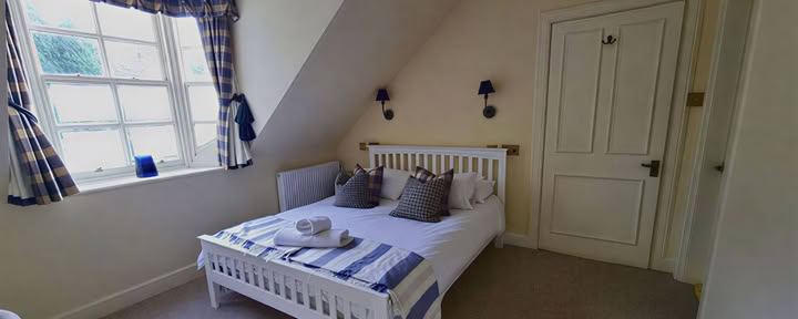 King size bed ensuite shower over bath, mountain view (upstairs)