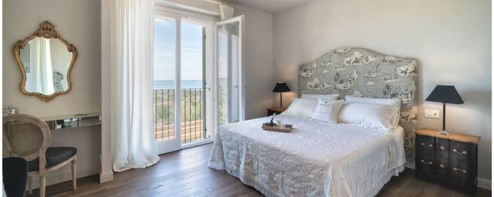 Twin En-suite Bedroom with Juliet Balcony