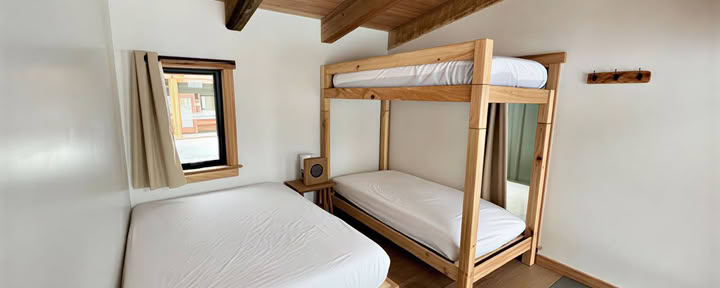 De Groeve (1 volledig bed + stapelbed met twee eenpersoonsbedden)