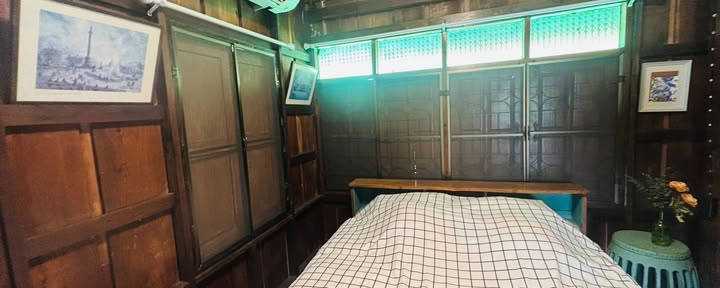 Privé slaapkamer met gedeelde badkamer