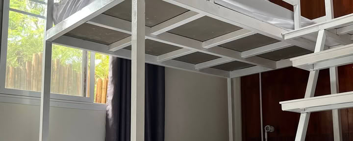 Eenpersoonsbed in kamer met airconditioning in hostel